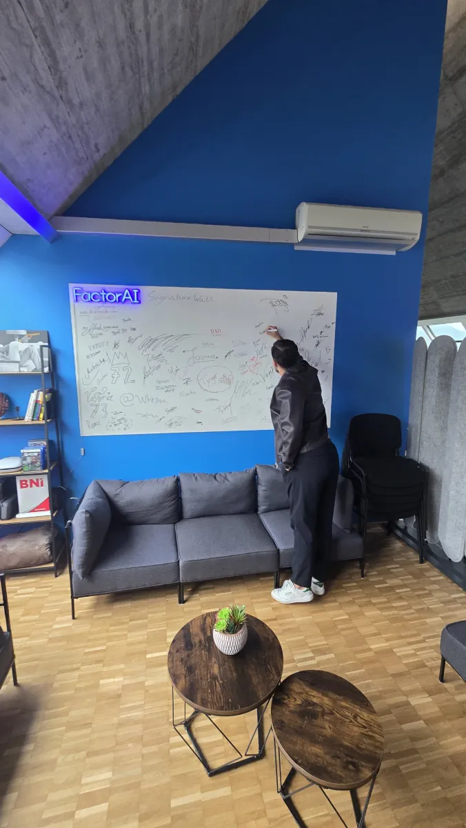 Gast unterschreibt auf der Signature Wall