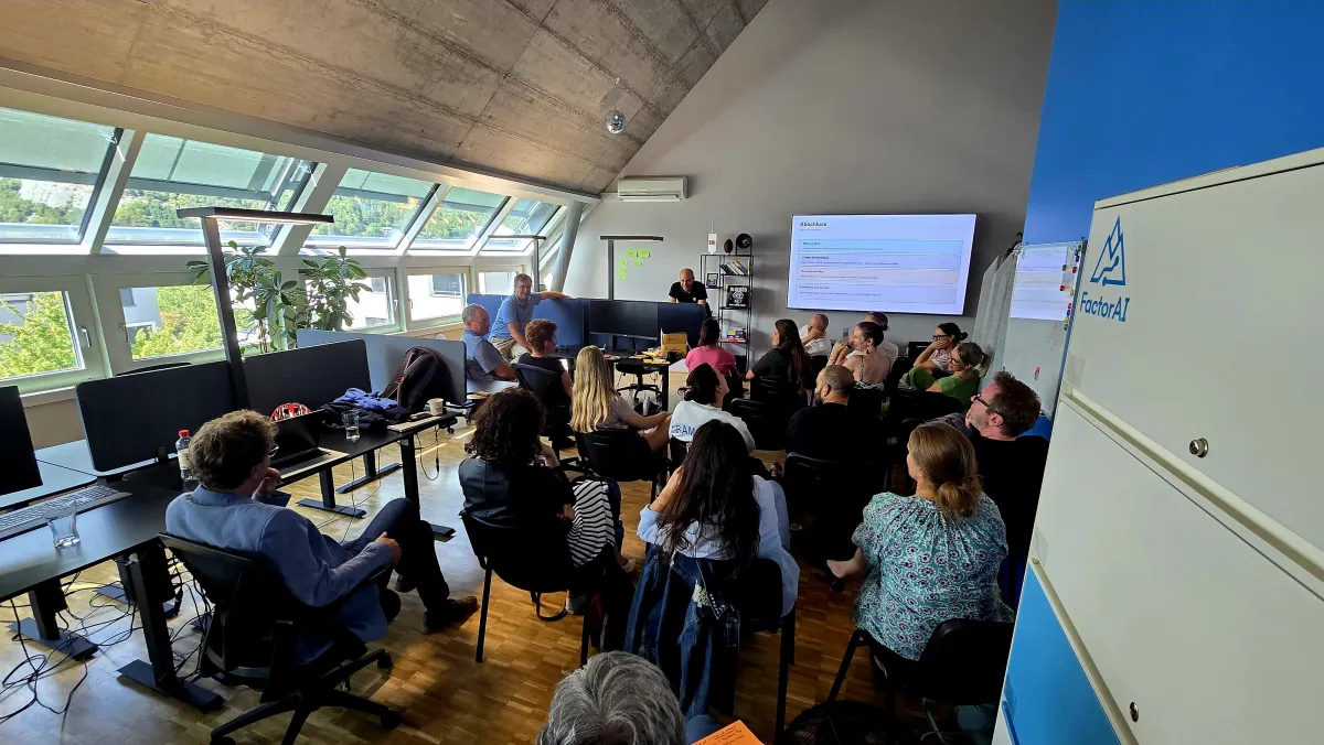 Publikum beim AI Exchange Space im Dachgeschoss